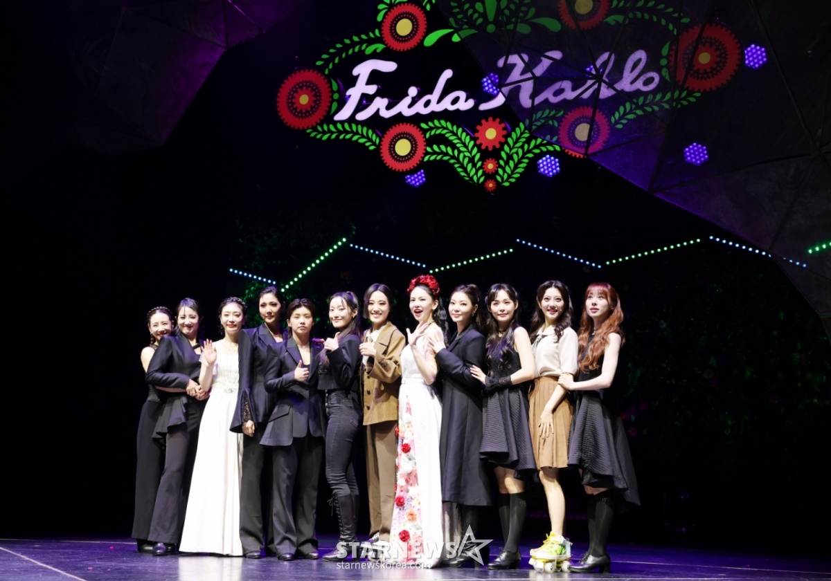 '프리다'의 주연 배우들이 26일 서울 종로구 NOL 유니플렉스에서 진행된 프레스콜에서 포즈를 취하고 있다. 뮤지컬 '프리다'는 프리다 칼로의 마지막 생애를 액자 형식으로 풀어낸 쇼 뮤지컬로 오는 9월 7일까지 공연된다. /2026.06.26 /사진=김휘선 hwijpg@