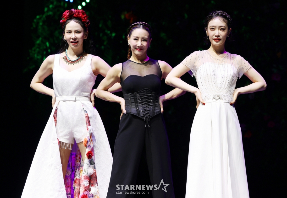 배우 김지우, 김소향, 김히어라가 26일 서울 종로구 NOL 유니플렉스에서 진행된 뮤지컬 '프리다' 프레스콜에서 포즈를 취하고 있다. 뮤지컬 '프리다'는 프리다 칼로의 마지막 생애를 액자 형식으로 풀어낸 쇼 뮤지컬로 오는 9월 7일까지 공연된다. /2026.06.26 /사진=김휘선 hwijpg@