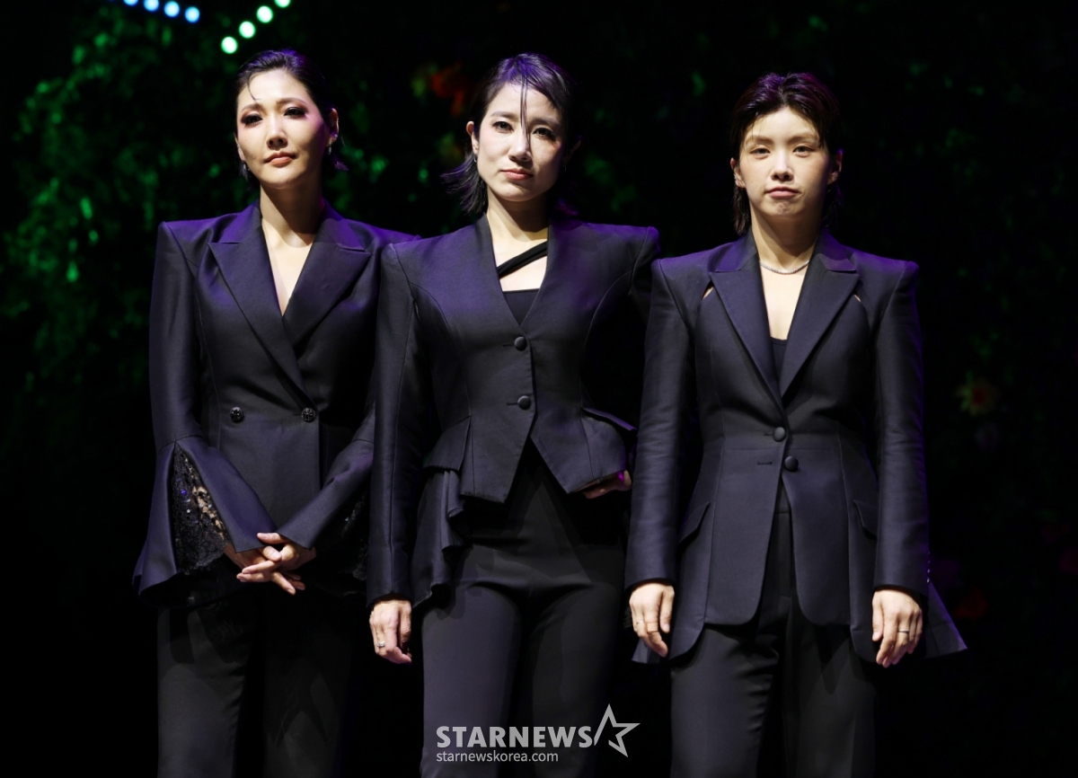 배우 장은아, 전수미, 아이키가 26일 서울 종로구 NOL 유니플렉스에서 진행된 뮤지컬 '프리다' 프레스콜에서 포즈를 취하고 있다. 뮤지컬 '프리다'는 프리다 칼로의 마지막 생애를 액자 형식으로 풀어낸 쇼 뮤지컬로 오는 9월 7일까지 공연된다. /2026.06.26 /사진=김휘선 hwijpg@