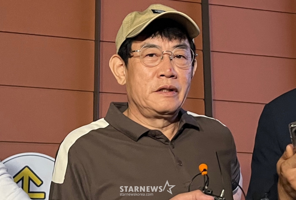 (서울=뉴스1) 김종훈 기자 = 코미디언 이경규가 24일 오후 11시 45분께 서울 강남경찰서에서 약물 운전 혐의와 관련한 조사를 마친 뒤 취재진의 질문에 답하고 있다. 2025.6.24/뉴스1 Copyright © 뉴스1. All rights reserved. 무단 전재 및 재배포, AI학습 이용 금지. /사진=(서울=뉴스1) 김종훈 기자