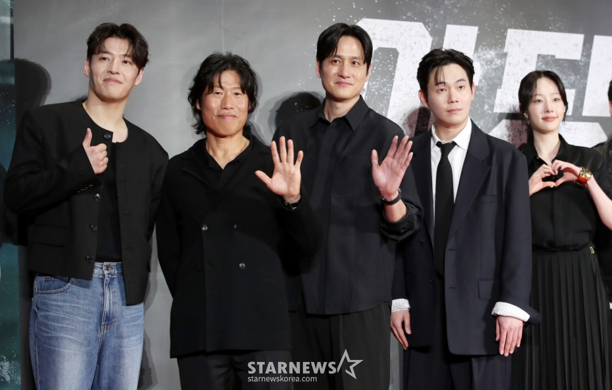 배우 강하늘, 유해진, 박해준, 류경수, 채원빈이 15일 서울 강남구 코엑스에서 열린 영화 '야당(감독 황병국)' 쇼케이스에서 포즈를 취하고 있다. /2025.04.15 /사진=김휘선 hwijpg@