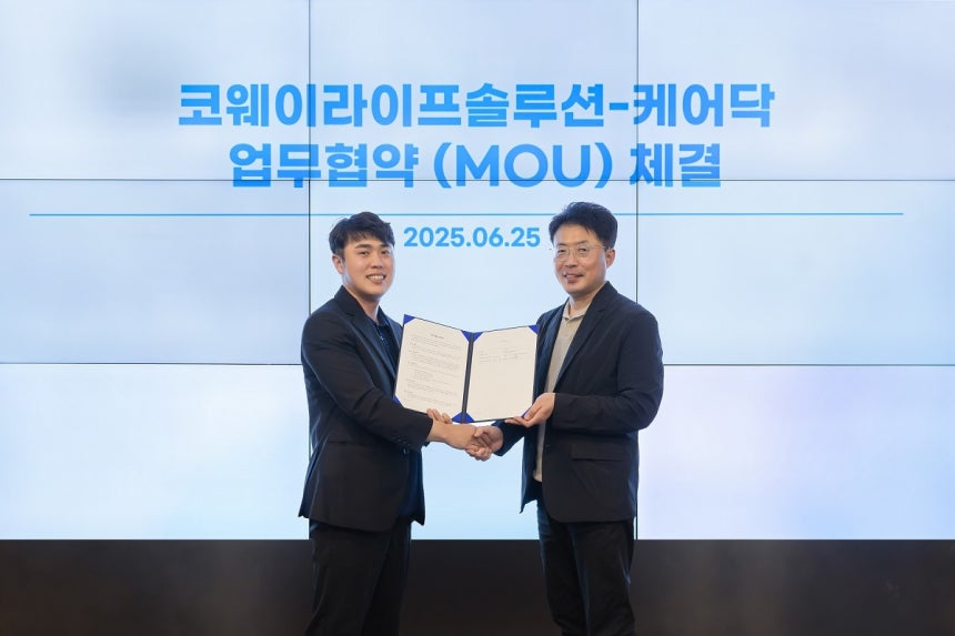 지난 25일 서울 구로구 지타워 코웨이라이프솔루션 본사에서 열린 협약식에서 김명곤 코웨이라이프솔루션 대표이사(오른쪽)와 박재병 케어닥 대표이사(왼쪽)가 기념 촬영을 하고 있다