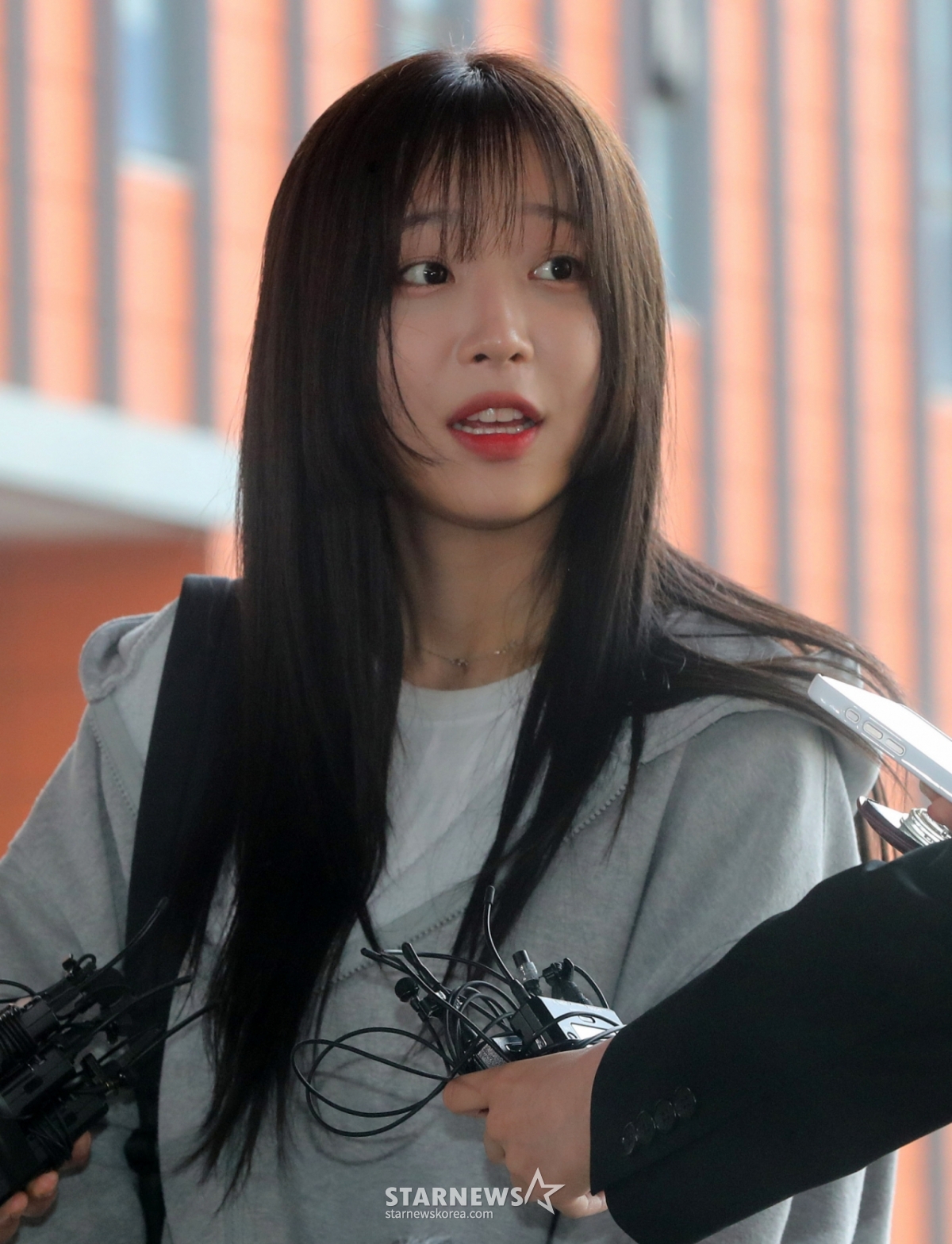 [서울=뉴시스] 김혜진 기자 = 먹방 유튜버 쯔양(본명 박정원)이 8일 오전 김세의 가로세로연구소(가세연) 대표 고소 관련 고소인 조사를 받기 위해 서울 강남구 강남경찰서로 출석하며 취재진 질문에 답하고 있다. 2025.05.08. jini@newsis.com /사진=김혜진