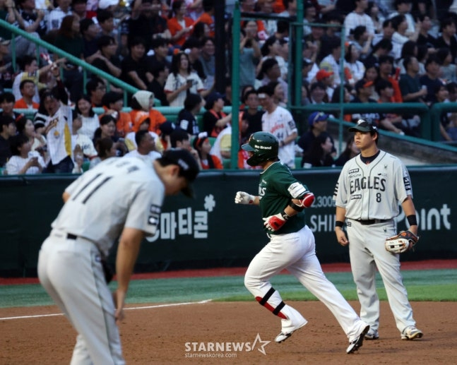 SSG 최정이 27일 인천 한화전 3회말 2사 1, 2루에서 엄상백에게 좌중월 3점 홈런을 때려냈다. /사진=강영조 선임기자
