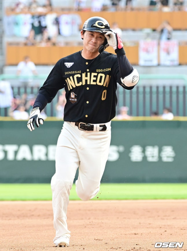 SSG 안상현이 28일 인천 한화전 3회말 선두타자로 나와 폰세에게 홈런포를 쏘아올렸다.
