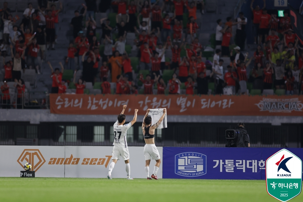 상의 탈의 세리머니하는 김대원(오른쪽). /사진=한국프로축구연맹 제공