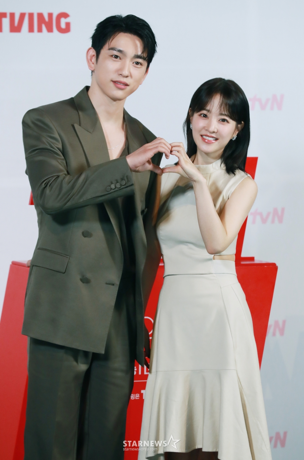 배우 박진영, 박보영이 21일 오후 서울 영등포CGV에서 진행된 tvN 토일드라마 '미지의 서울' 제작발표회에 참석해 포즈를 취하고 있다. 얼굴 빼고 모든 게 다른 쌍둥이 자매가 인생을 맞바꾸는 거짓말로 진짜 사랑과 인생을 찾아가는 로맨틱 성장 드라마 '미지의 서울'은 오는 24일 첫 방송된다. /2025.05.21 /사진=이동훈 photoguy@