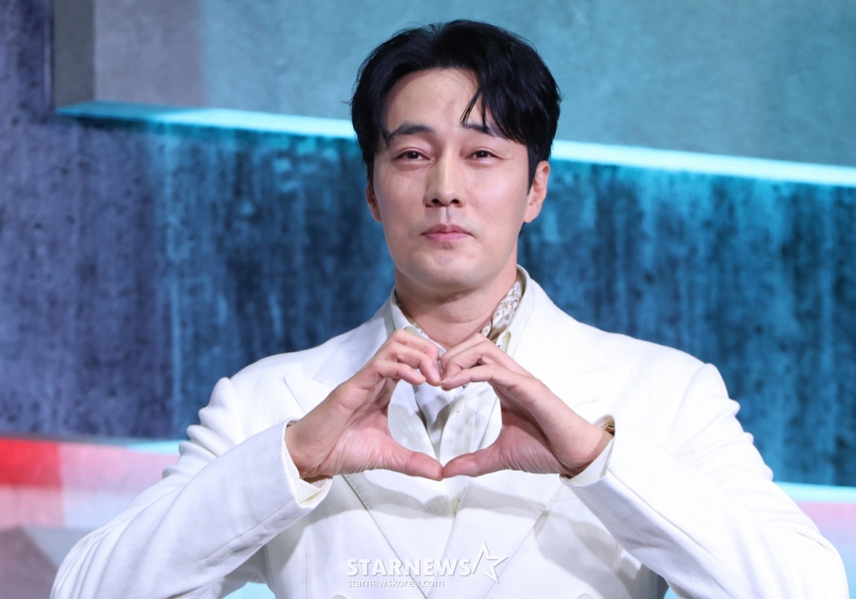 (서울=뉴스1) 권현진 기자 = 배우 소지섭이 5일 오전 서울 중구 장충로 앰버서더 서울 풀만 호텔에서 열린 넷플릭스 '광장' 제작발표회에 참석해 포즈를 취하고 있다. ‘광장’은 스스로 아킬레스건을 자르고 광장 세계를 떠났던 남기준(소지섭)이 조직의 2인자였던 동생 남기석(이준혁)의 죽음으로 11년 만에 돌아와 복수를 위해 그 배후를 파헤치는 누아르 액션으로 오는 6일 첫 공개 예정이다. 2025.6.5/뉴스1 Copyright © 뉴스1. All rights reserved. 무단 전재 및 재배포, AI학습 이용 금지. /사진=(서울=뉴스1) 권현진 기자