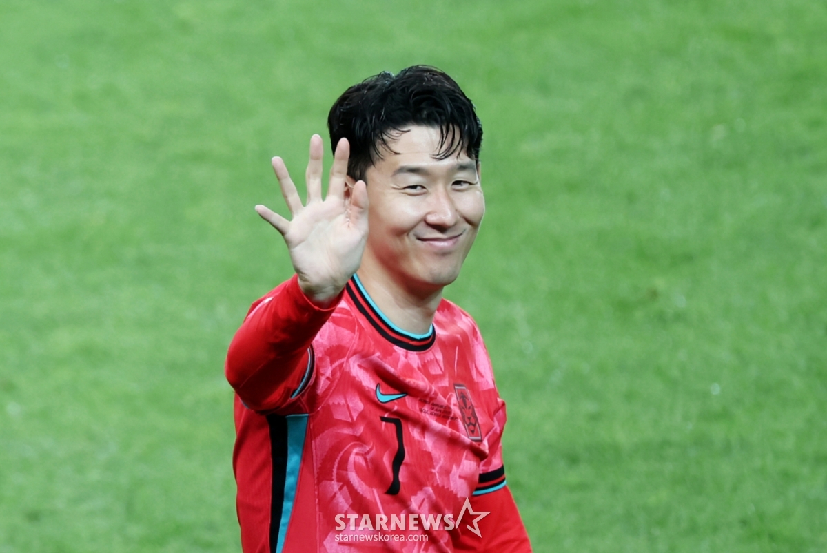 (서울=뉴스1) 이승배 기자 = 10일 오후 서울 마포구 상암동 서울월드컵경기장에서 열린 2026 국제축구연맹(FIFA) 북중미 월드컵 아시아 3차 예선 B조 10차전 대한민국과 쿠웨이트의 경기에서 4대0으로 승리한 대한민국 대표팀 선수들이 관중석을 향해 인사하고 있다. 한국은 6승 4무(승점 22)를 기록, 아직 최종전을 치르지 않은 2위 요르단(승점 16)과의 격차를 6점으로 벌리고 조 1위를 확정 지었다. 지난 6일 이라크전에서 2-0으로 승리, 11회 연속 월드컵 진출을 확정한 한국은 2연승과 함께 16년 만에 예선 무패를 달성했다. 2025.6.10/뉴스1 Copyright © 뉴스1. All rights reserved. 무단 전재 및 재배포, AI학습 이용 금지. /사진=(서울=뉴스1) 이승배 기자