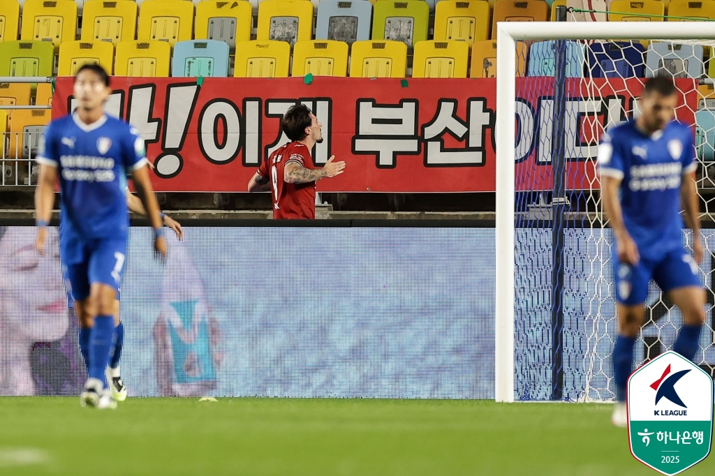 곤잘로가 수원 삼성전 후반 추가시간 동점골을 넣고 세리머니하고 있다. /사진=한국프로축구연맹 제공