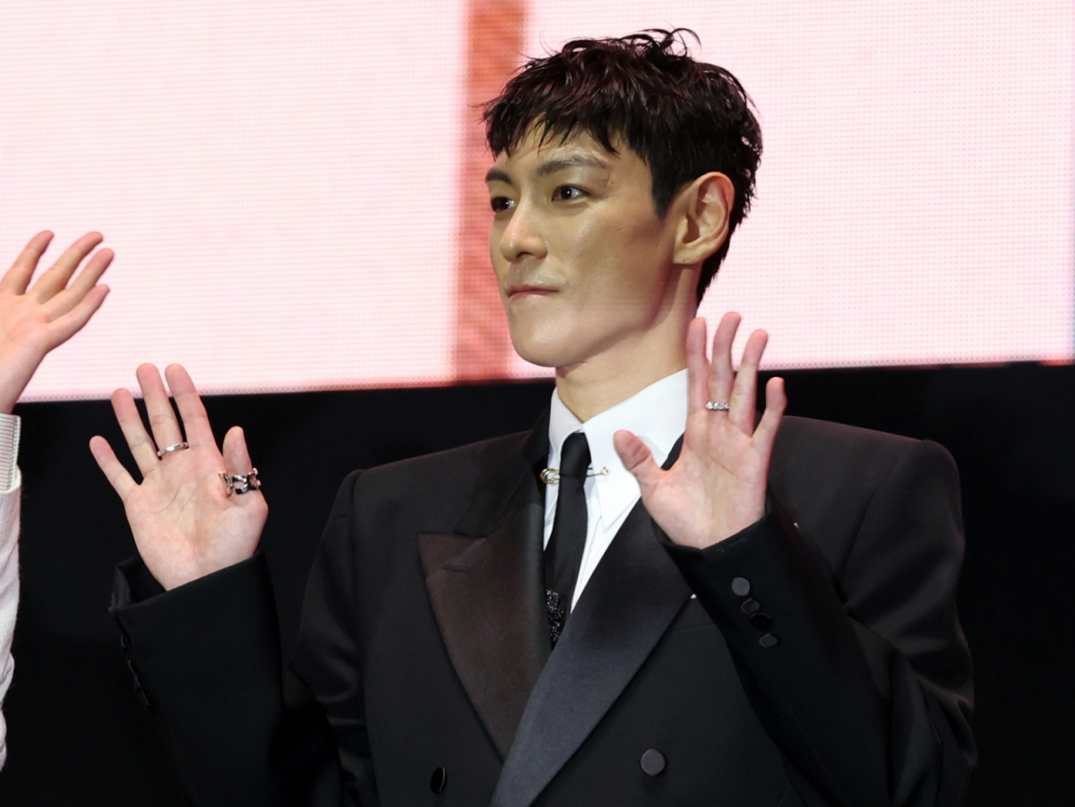 (서울=뉴스1) 황기선 기자 = 그룹 빅뱅 출신 배우 최승현(탑)이 28일 오후 서울광장에서 열린 오징어 게임 시즌3 글로벌 피날레 무대인사에서 손인사를 하고 있다. 2025.6.28/뉴스1 Copyright © 뉴스1. All rights reserved. 무단 전재 및 재배포, AI학습 이용 금지. /사진=(서울=뉴스1) 황기선 기자