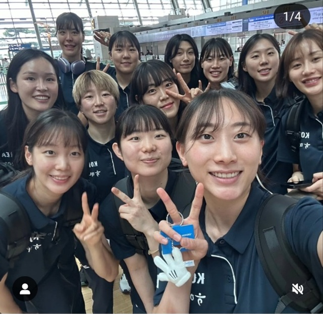 출국 전 기념사진을 찍는 한국 여자농구대표팀. /사진=WKBL SNS