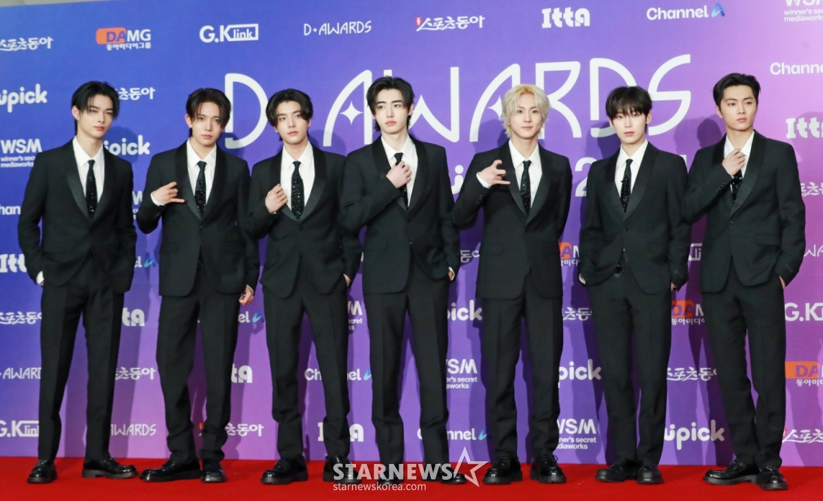 그룹 엔하이픈이 22일 오후 서울 성북구 고려대학교 화정체육관에서 진행된 제1회 디 어워즈' 레드카펫 행사에 참석해 포즈를 취하고 있다. /2025.02.22 /사진=이동훈 photoguy@