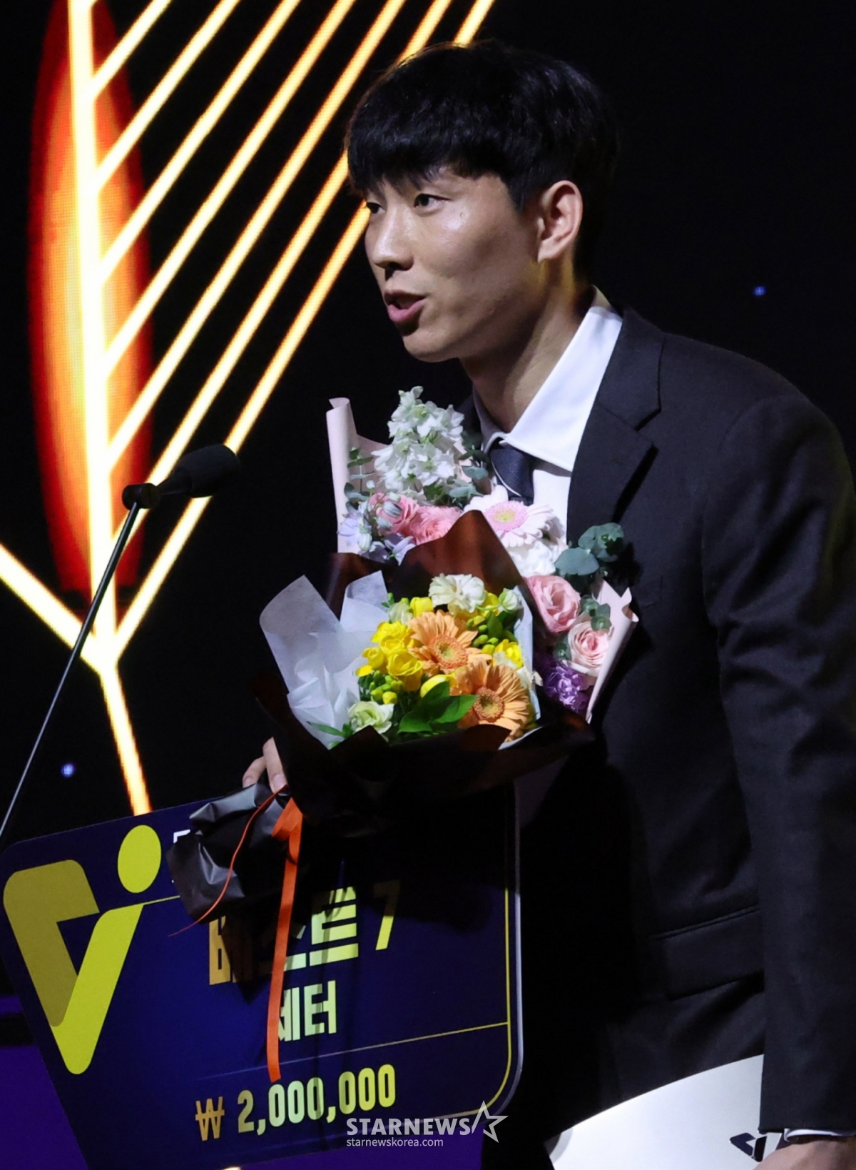 지난 2024~2025 V리그 시상식에서 황택의(KB손해보험)가 베스트7을 수상한 후 소감을 밝히고 있다. /사진=김진경 대기자