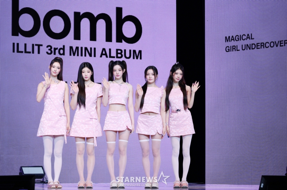 그룹 아일릿이 미니 3집 앨범 'bomb' 발매 기념 쇼케이스에서 포즈를 취하고 있다. /2025.06.16 /사진=김휘선 hwijpg@