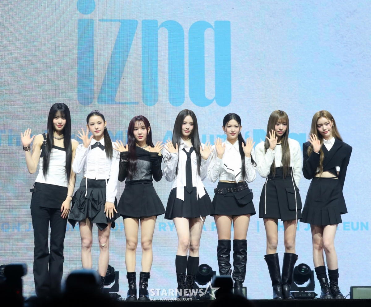 걸그룹 이즈나(izna)가 첫 번째 미니앨범 'N/a' 쇼케이스에 참석해 포즈를 취하고 있다. 이즈나는 엠넷 걸그룹 데뷔 서바이벌 '아이랜드2'에서 전 세계 217개 국가 및 지역 글로벌 K-POP 팬들의 선택을 받아 탄생한 걸그룹이다. 2024.11.25 /사진=김창현 chmt@