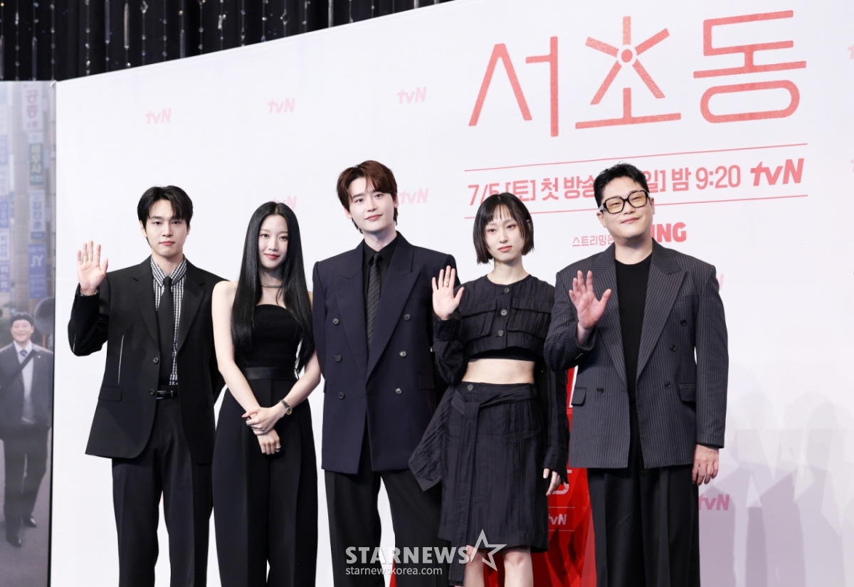 배우 강유석, 문가영, 이종석, 류혜영, 임성재가 1일 서울 영등포구 더링크서울 트리뷰트포트폴리오 호텔에서 열린 tvN 새 토일드라마 '서초동' 제작발표회에 참석해 포즈를 취하고 있다. /2025.07.01 /사진=김휘선 hwijpg@