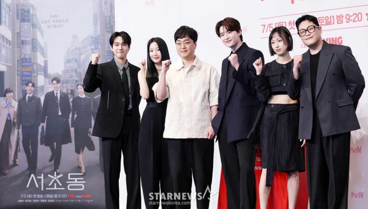 배우 강유석, 문가영, 박승우 감독, 배우 이종석, 류혜영, 임성재가 1일 서울 영등포구 더링크서울 트리뷰트포트폴리오 호텔에서 열린 tvN 새 토일드라마 '서초동' 제작발표회에 참석해 포즈를 취하고 있다. /2025.07.01 /사진=김휘선 hwijpg@