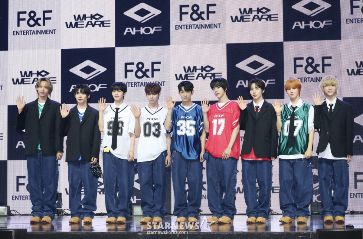 그룹 아홉(AHOF)이 1일 오후 서울 광진구 예스24라이브홀에서 진행된 첫 번째 미니앨범 'WHO WE ARE'(후 위 아) 발매기념 쇼케이스에서 포즈를 취하고 있다.  앨범에는 타이틀곡 '그곳에서 다시 만나기로 해'(Rendezvous)를 비롯해 '소년, 무대 위로 넘어지다'(Intro), '파랑 학교, 초록 잔디, 빨간 운동화', '미완성은 아닐거야', '우주 최고의 꼴찌', '아홉, 우리가 빛나는 숫자'(Outro)까지 총 6곡이 수록됐다. /2025.07.01 /사진=이동훈 photoguy@