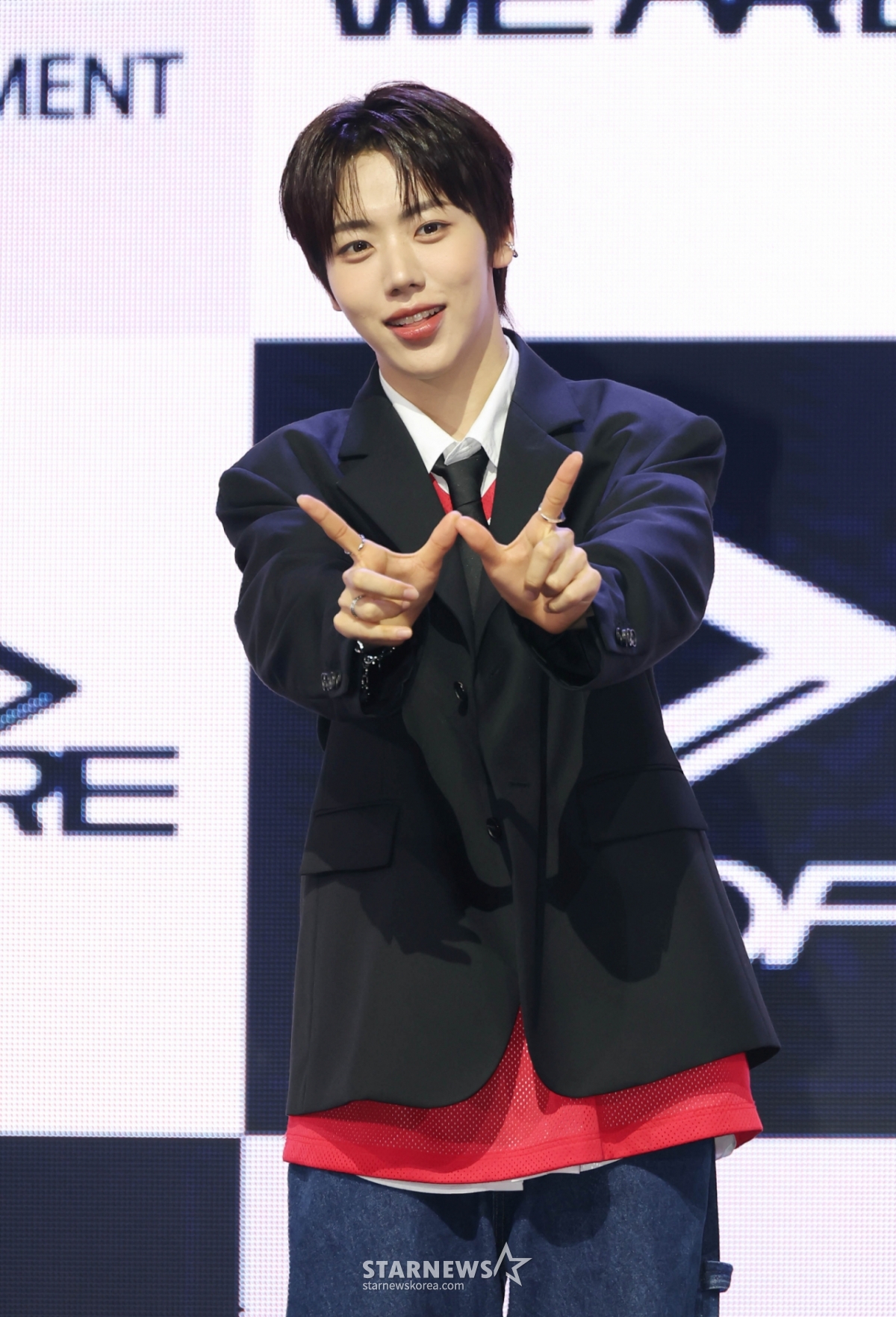 그룹 아홉(AHOF) 차웅기가 1일 오후 서울 광진구 예스24라이브홀에서 진행된 첫 번째 미니앨범 'WHO WE ARE'(후 위 아) 발매기념 쇼케이스에서 포즈를 취하고 있다.  앨범에는 타이틀곡 '그곳에서 다시 만나기로 해'(Rendezvous)를 비롯해 '소년, 무대 위로 넘어지다'(Intro), '파랑 학교, 초록 잔디, 빨간 운동화', '미완성은 아닐거야', '우주 최고의 꼴찌', '아홉, 우리가 빛나는 숫자'(Outro)까지 총 6곡이 수록됐다. /2025.07.01 /사진=이동훈 photoguy@