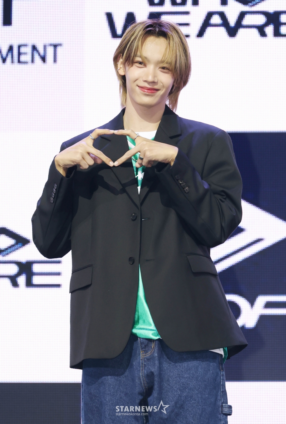 그룹 아홉(AHOF) 장슈아이보가 1일 오후 서울 광진구 예스24라이브홀에서 진행된 첫 번째 미니앨범 'WHO WE ARE'(후 위 아) 발매기념 쇼케이스에서 포즈를 취하고 있다.  앨범에는 타이틀곡 '그곳에서 다시 만나기로 해'(Rendezvous)를 비롯해 '소년, 무대 위로 넘어지다'(Intro), '파랑 학교, 초록 잔디, 빨간 운동화', '미완성은 아닐거야', '우주 최고의 꼴찌', '아홉, 우리가 빛나는 숫자'(Outro)까지 총 6곡이 수록됐다. /2025.07.01 /사진=이동훈 photoguy@