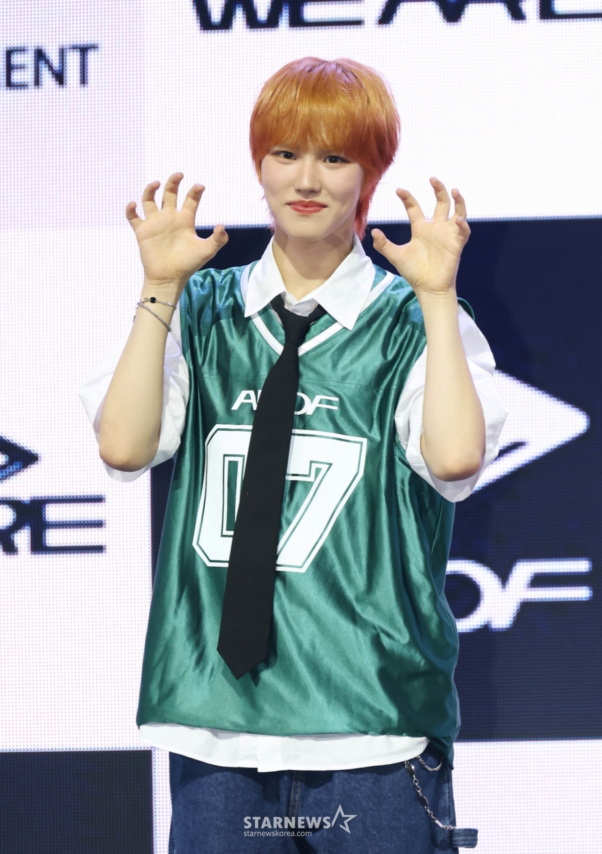 그룹 아홉(AHOF) 박주원이 1일 오후 서울 광진구 예스24라이브홀에서 진행된 첫 번째 미니앨범 'WHO WE ARE'(후 위 아) 발매기념 쇼케이스에서 포즈를 취하고 있다.  앨범에는 타이틀곡 '그곳에서 다시 만나기로 해'(Rendezvous)를 비롯해 '소년, 무대 위로 넘어지다'(Intro), '파랑 학교, 초록 잔디, 빨간 운동화', '미완성은 아닐거야', '우주 최고의 꼴찌', '아홉, 우리가 빛나는 숫자'(Outro)까지 총 6곡이 수록됐다. /2025.07.01 /사진=이동훈 photoguy@
