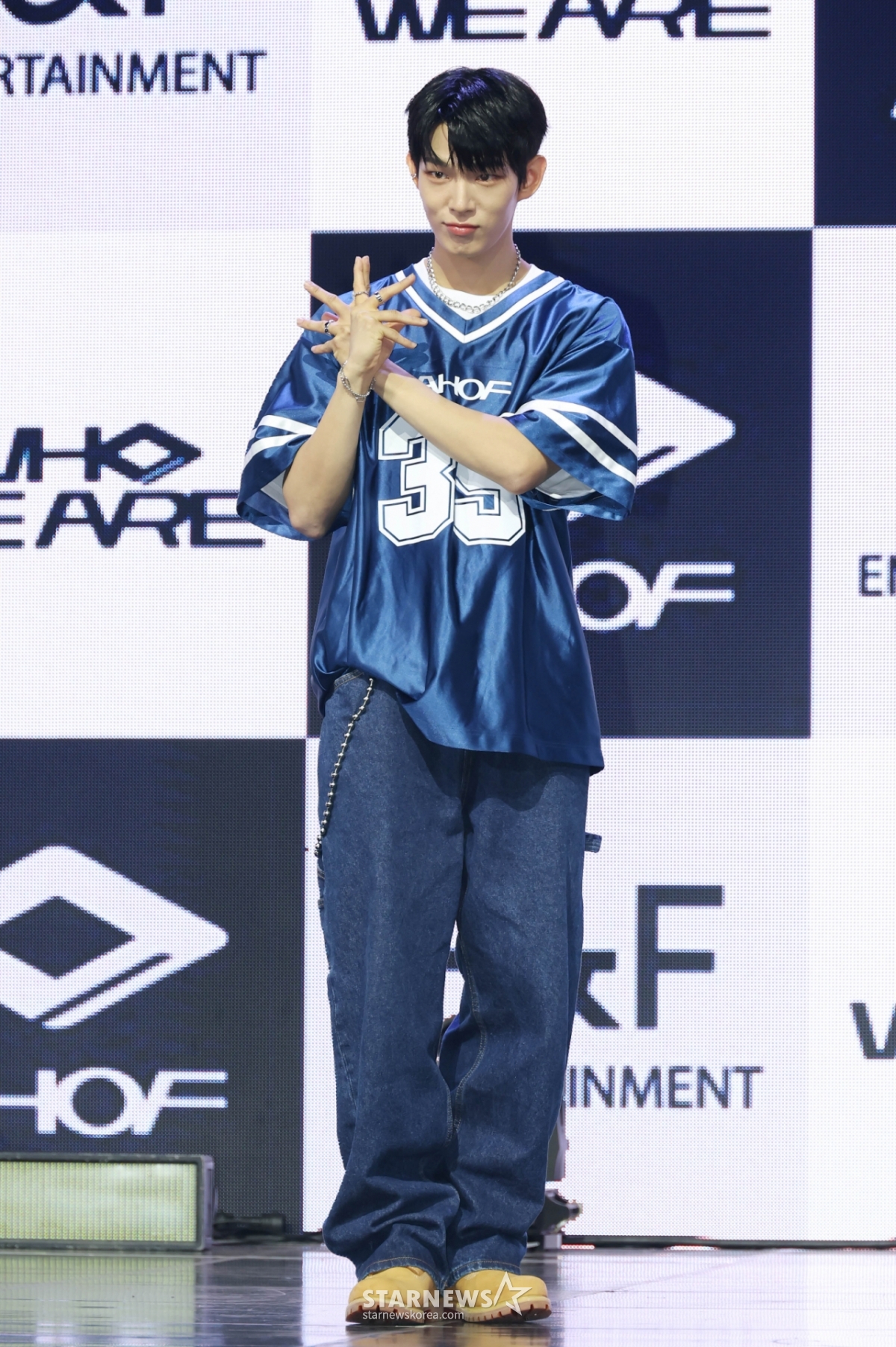 그룹 아홉(AHOF) 스티븐이 1일 오후 서울 광진구 예스24라이브홀에서 진행된 첫 번째 미니앨범 'WHO WE ARE'(후 위 아) 발매기념 쇼케이스에서 포즈를 취하고 있다. 앨범에는 타이틀곡 '그곳에서 다시 만나기로 해'(Rendezvous)를 비롯해 '소년, 무대 위로 넘어지다'(Intro), '파랑 학교, 초록 잔디, 빨간 운동화', '미완성은 아닐거야', '우주 최고의 꼴찌', '아홉, 우리가 빛나는 숫자'(Outro)까지 총 6곡이 수록됐다. /2025.07.01 /사진=이동훈 photoguy@