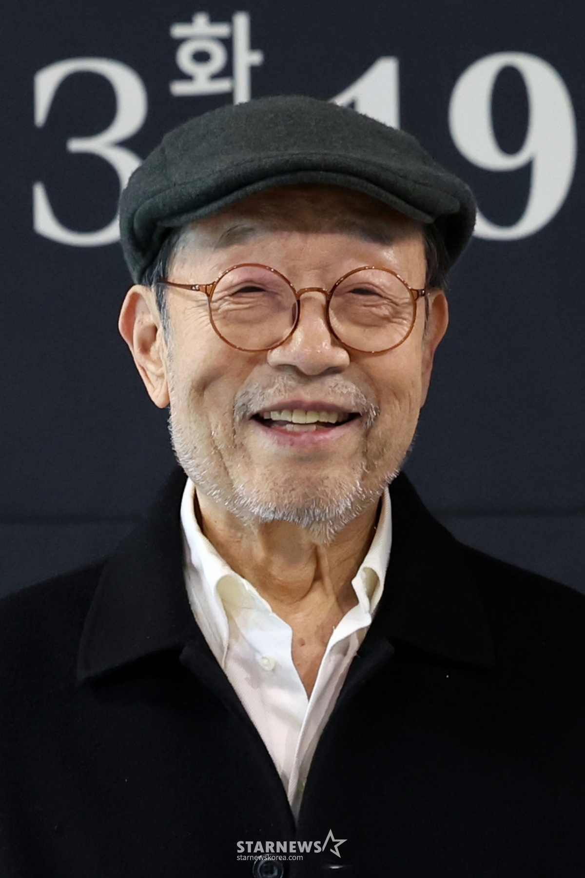 [서울=뉴시스] 박진희 기자 = 연극 '고도를 기다리며' 특별 기부 공연 배우 신구가 23일 서울 종로구 예술가의집에서 기자간담회를 마치고 사진촬영을 하고 있다. 이번 공연은 두 배우의 마지막 동반 무대로 5월 13일 국립극장 달오름극장에서 단 하루 진행된다. 공연 티켓 수익금은 ‘자신만의 고도’를 기다리는 청년 연극인들을 지원하기 위한 연극내일기금으로 전액 기부된다. 2025.04.23. pak7130@newsis.com /사진=박진희