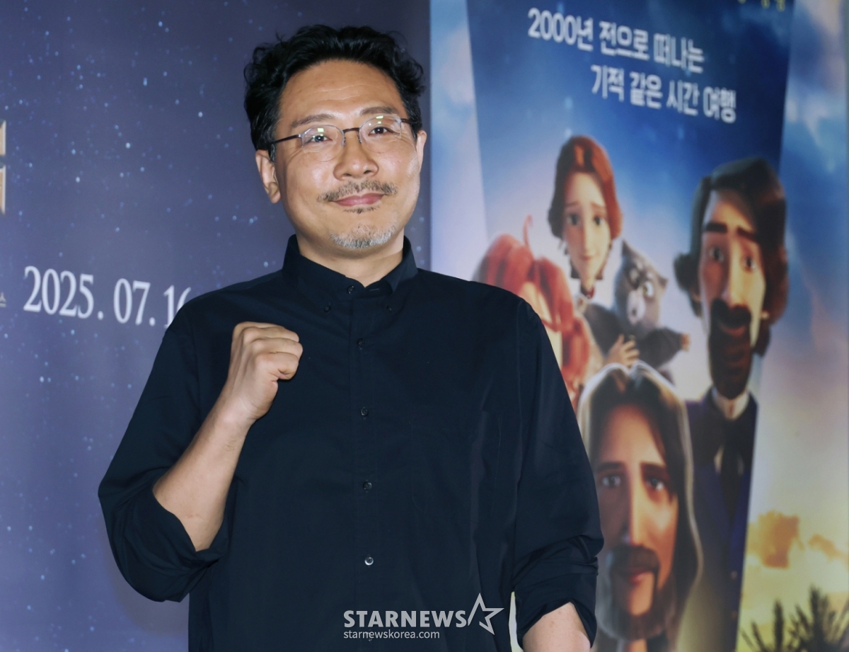 애니메이션 '킹 오브 킹스'의 장성호 감독이 2일 오후 서울 CGV용산아이파크몰에서 진행된 시사회에서 포즈를 취하고 있다. '킹 오브 킹스'는 영국의 뛰어난 작가 찰스 디킨스가 막내아들 월터와 함께 2000년 전 가장 위대한 이야기 속으로 떠나는 여행을 그린 글로벌 흥행작 K-애니메이션으로 오는 16일 개봉한다. /2025.07.02 /사진=이동훈 photoguy@
