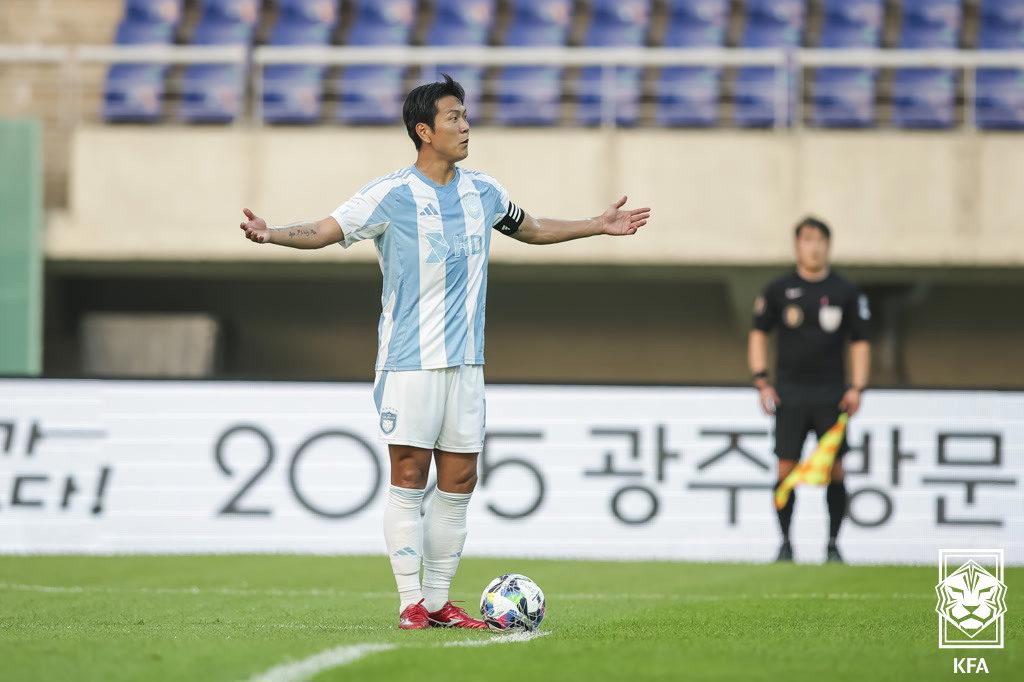 2일 광주월드컵경기장에서 열린 광주FC와의 2025 하나은행 코리아컵 8강전에서 경고 누적으로 퇴장 당한 울산 HD 김영권 /사진=대한축구협회 제공