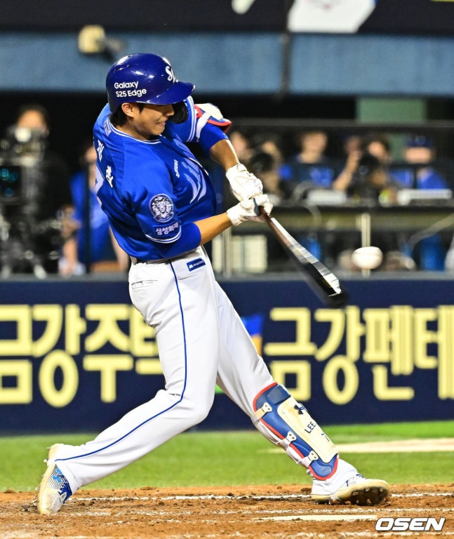 이재현이 만루 홈런을 쏘아올리고 있는 모습.