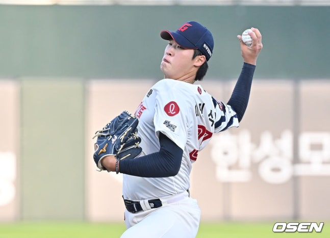 롯데 이민석이 3일 사직 LG전에서 역투하고 있다.