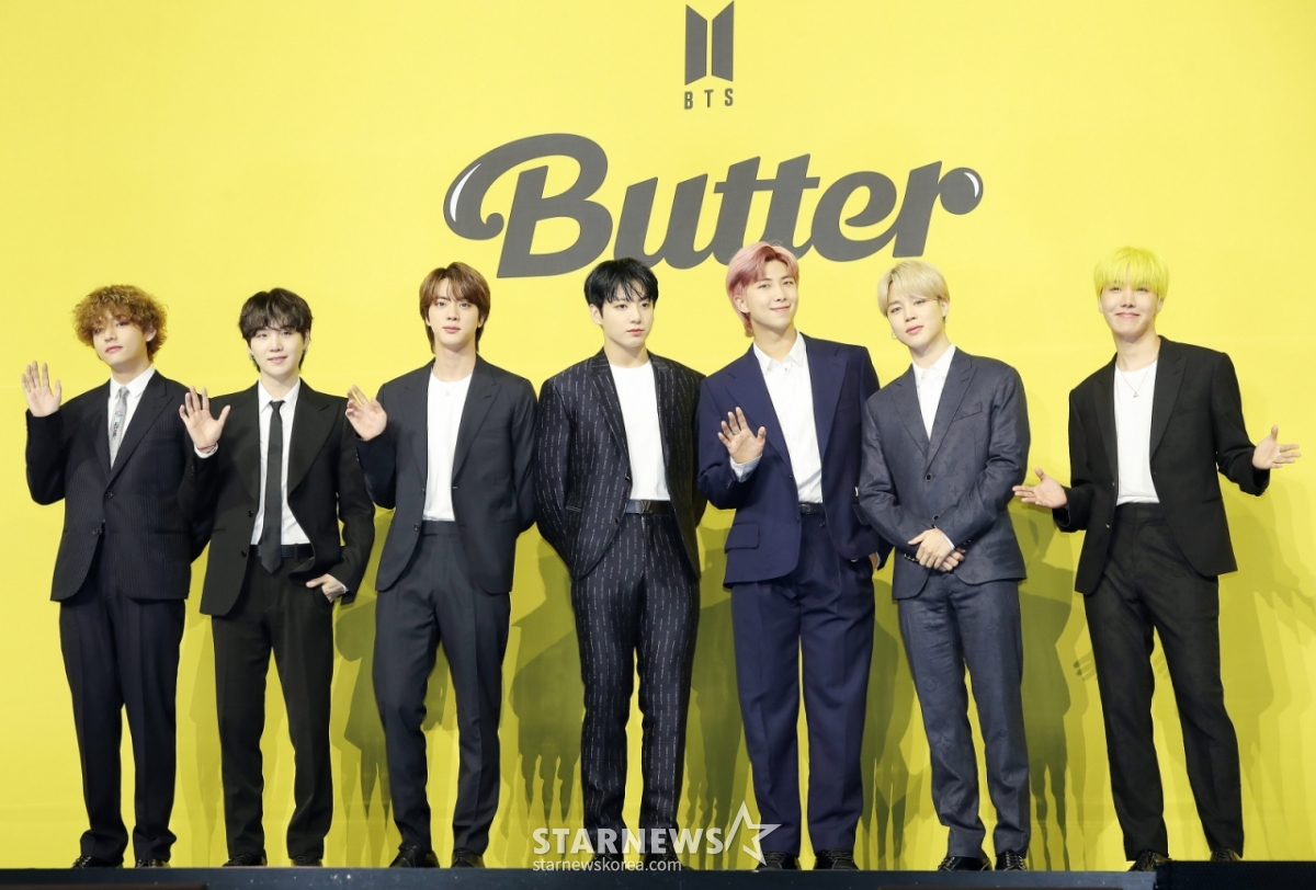 방탄소년단(BTS, 뷔 슈가 진 정국 RM 지민 제이홉)이 21일 오후 서울 송파구 방이동 올림픽홀에서 진행된 새 싱글앨범 'Butter' 발매 기념 쇼케이스에서 포즈를 취하고 있다. 'Butter'에는 버터처럼 부드럽게 녹아들어 너를 사로잡겠다는 방탄소년단의 귀여운 고백이 담겨있다. 방탄소년단은 'Butter'를 사실상의 선 공개 싱글로 스타트를 끊고 6월 중 'Butter'가 포함된 새 앨범을 발매할 계획이다. 2021.05.21