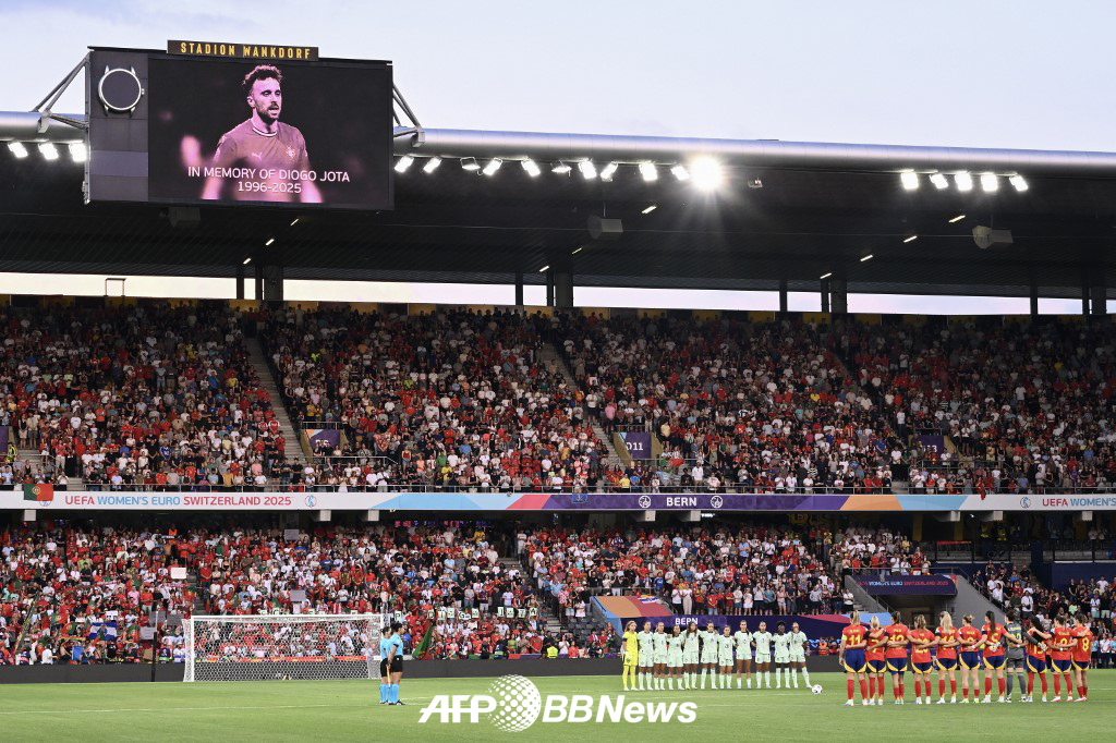 유럽축구연맹(UEFA) 여자 유로 2025 조별리그 B조 스페인-포르투갈전을 앞두고 디오구 조타를 추모하고 있는 양팀 선수들. /AFPBBNews=뉴스1