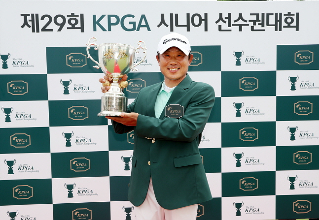 김영우가 4일 KPGA 시니어 선수권대회에서 우승을 차지한 뒤 트로피를 들고 미소를 짓고 있다. /사진=KPGA 제공