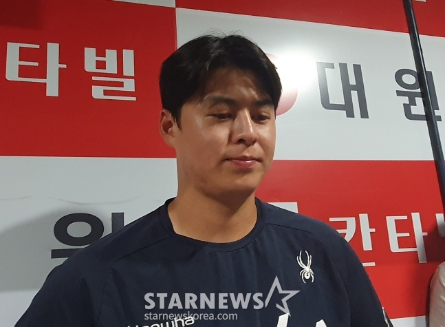 한화 노시환이 4일 고척 키움전을 승리로 이끈 후 취재진과 인터뷰에 응하고 있다. /사진=김동윤 기자