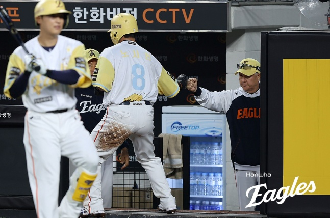 노시환(왼쪽)과 김경문 한화 감독. /사진=한화 이글스 제공