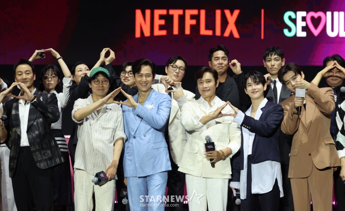 [서울=뉴시스] 권창회 기자 = 황동혁 감독, 배우 이정재, 이병헌을 비롯한 참석배우들이 서울 중구 서울광장에서 열린 오징어게임3 팬 이벤트 행사에서 기념촬영을 하고 있다. 2025.06.28. kch0523@newsis.com /사진=권창회