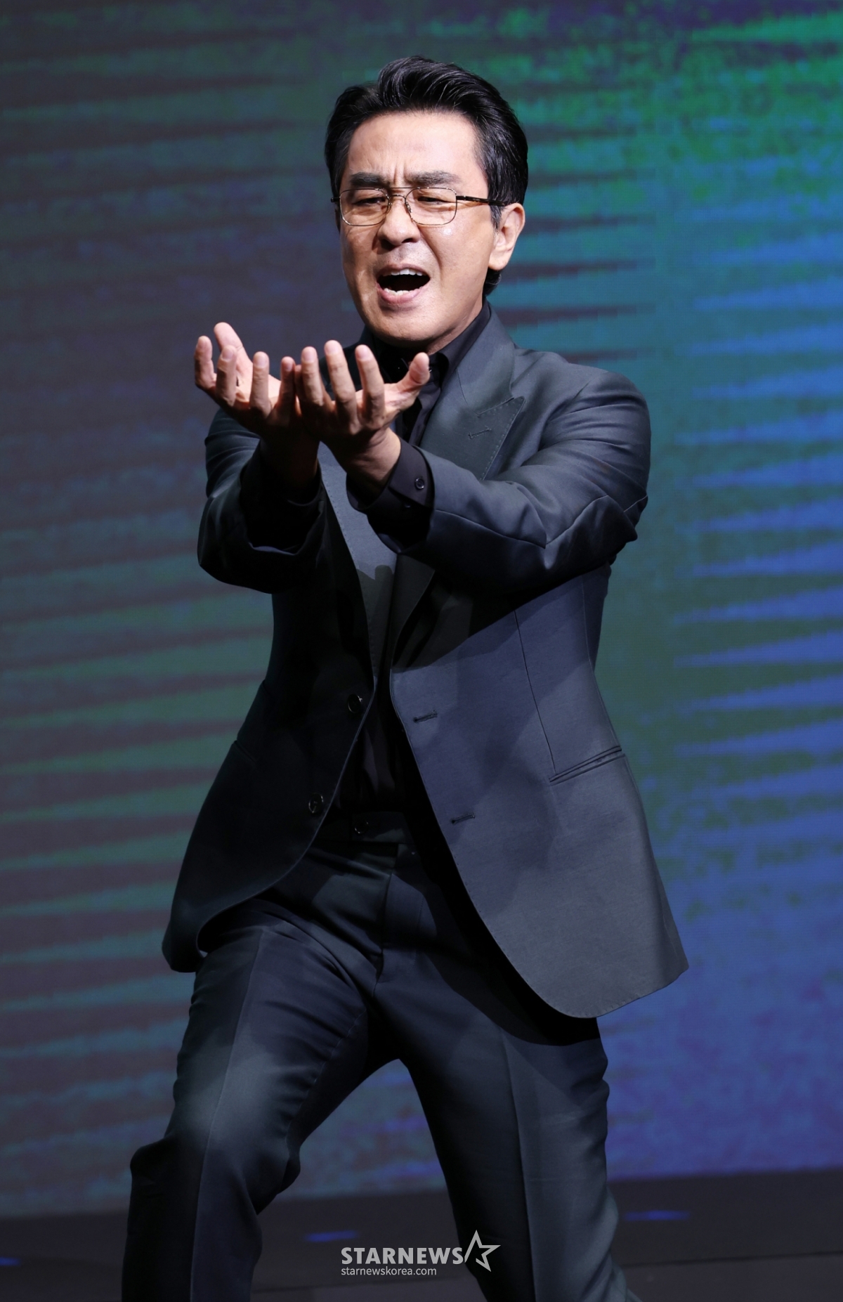 배우 류승룡이 8일 서울 영등포구 콘래드 호텔에서 진행된 디즈니+ 드라마 '파인: 촌뜨기들' 제작발표회에 참석해 포즈를 취하고 있다. /2025.07.08 /사진=김휘선 hwijpg@