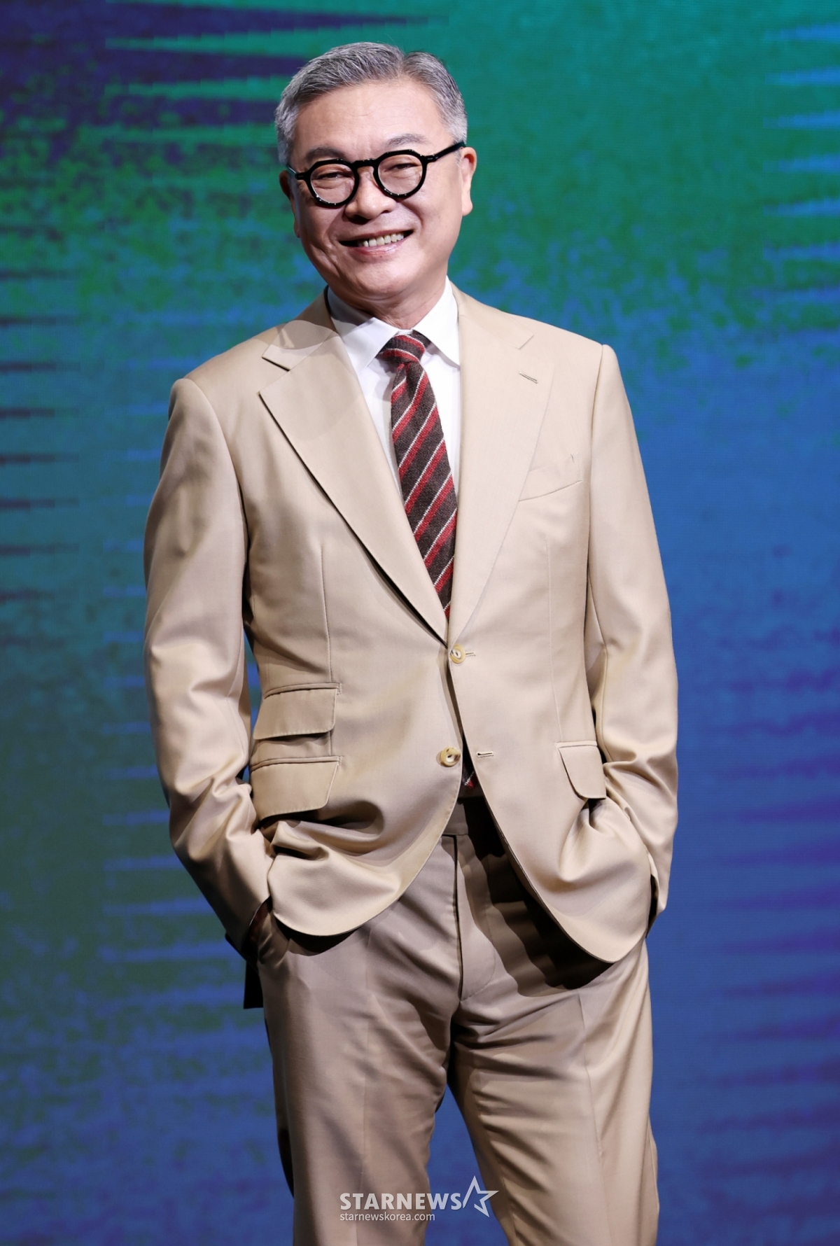 배우 김의성이 8일 서울 영등포구 콘래드 호텔에서 진행된 디즈니+ 드라마 '파인: 촌뜨기들' 제작발표회에 참석해 포즈를 취하고 있다. /2025.07.08 /사진=김휘선 hwijpg@
