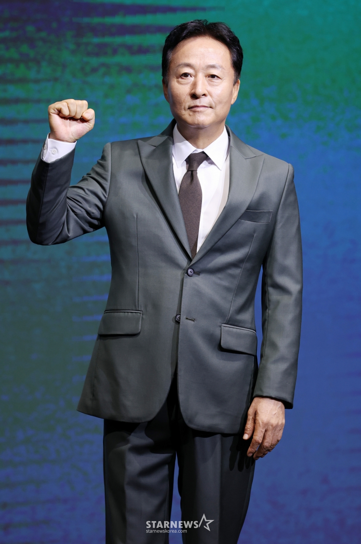 배우 김종수가 8일 서울 영등포구 콘래드 호텔에서 진행된 디즈니+ 드라마 '파인: 촌뜨기들' 제작발표회에 참석해 포즈를 취하고 있다. /2025.07.08 /사진=김휘선 hwijpg@
