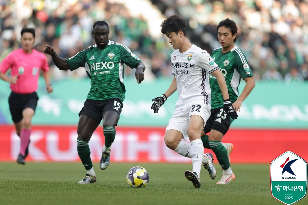전북 현대와 2년 동행을 마치고 떠나는 보아텡(왼쪽). /사진=힌국프로축구연맹 제공