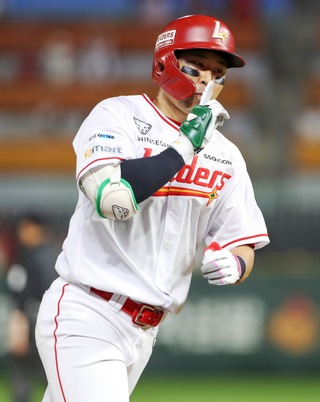SSG 한유섬이 8일 KT전 7회말 결승 투런 홈런을 터뜨리고 세리머니를 하고 있다. /사진=SSG 랜더스 제공