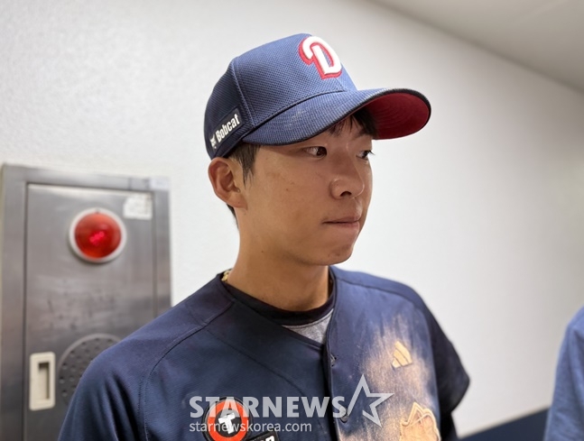 두산 김민석이 8일 사직 롯데전 승리 후 취재진과 인터뷰를 하고 있다. /사진=양정웅 기자