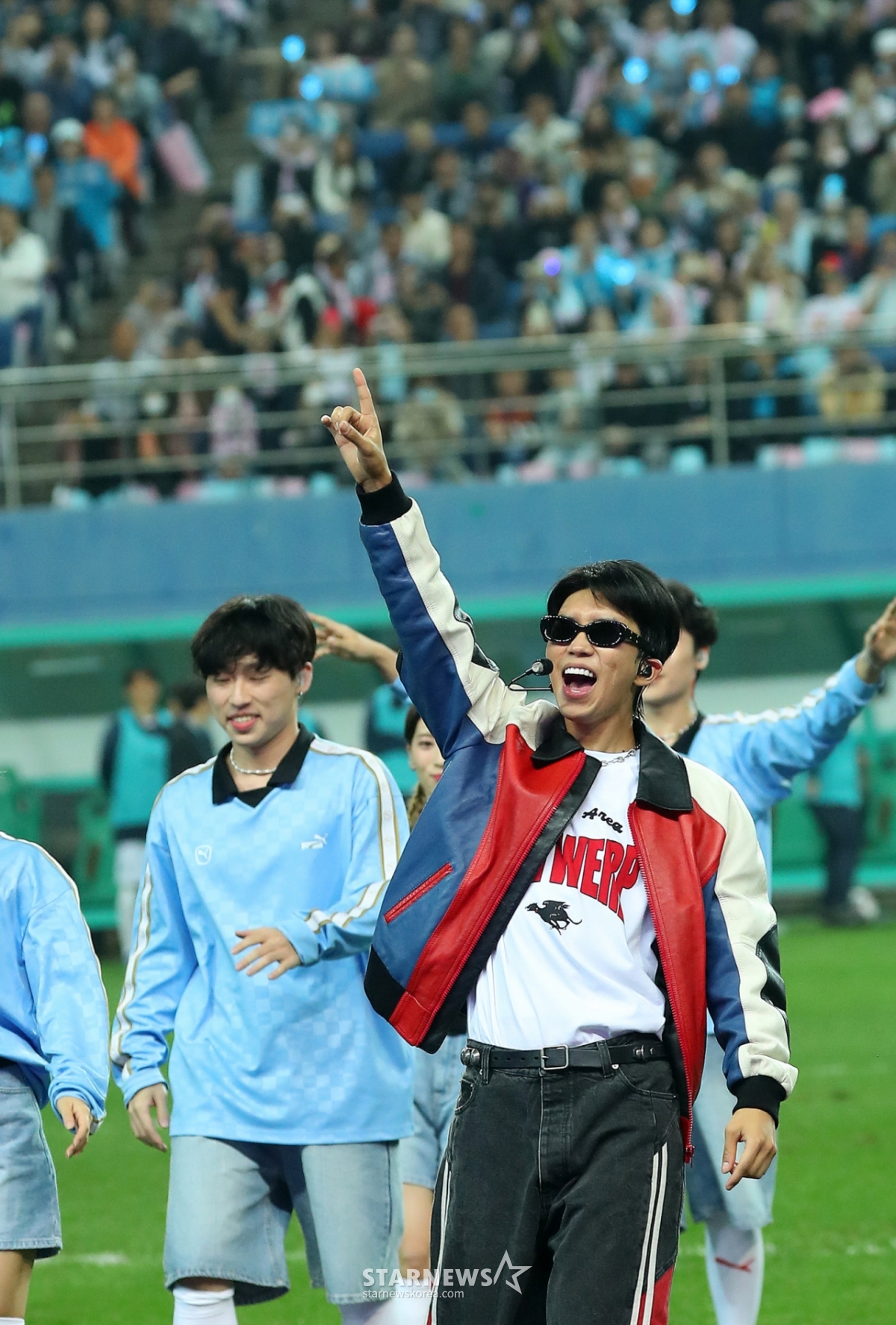 가수 임영웅이 12일 오후 대전 유성구 노은동 대전월드컵경기장에서 열린 '하나은행 자선축구대회 팀 히어로 VS 팀 기성용' 경기에서 하프타임 공연을 하고 있다. 2024.10.12 /사진=김창현