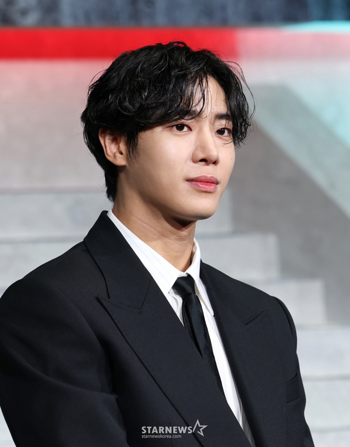 (서울=뉴스1) 권현진 기자 = 배우 추영우가 5일 오전 서울 중구 장충로 앰버서더 서울 풀만 호텔에서 열린 넷플릭스 '광장' 제작발표회에 참석해 포즈를 취하고 있다. ‘광장’은 스스로 아킬레스건을 자르고 광장 세계를 떠났던 남기준(소지섭)이 조직의 2인자였던 동생 남기석(이준혁)의 죽음으로 11년 만에 돌아와 복수를 위해 그 배후를 파헤치는 누아르 액션으로 오는 6일 첫 공개 예정이다. 2025.6.5/뉴스1 Copyright © 뉴스1. All rights reserved. 무단 전재 및 재배포, AI학습 이용 금지. /사진=(서울=뉴스1) 권현진 기자