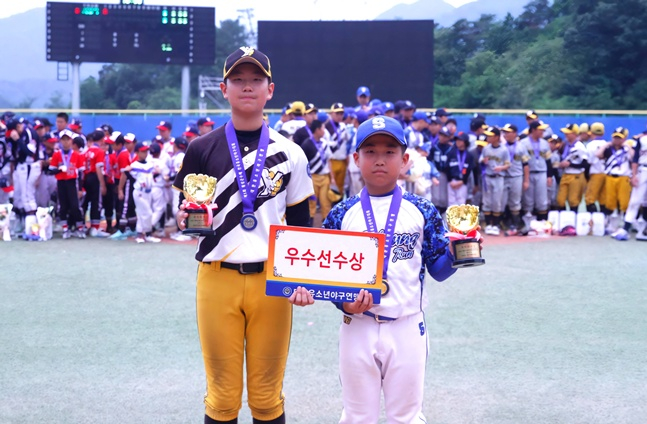 우수선수상을 방은 황현민(왼쪽·경기 남양주야놀유소년야구단)과 홍재민(경기 시흥시유소년야구단). /사진=대한유소년야구연맹