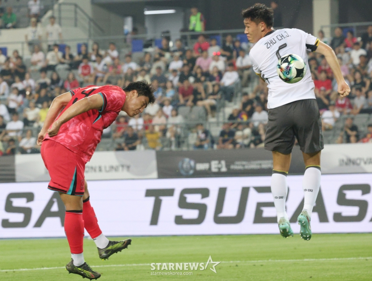 2025 동아시아축구연맹(EAFF) E-1 풋볼 챔피언십(동아시안컵) 한국-중국전이 7일 경기도 용인미르스타디움에서 열렸다. 대한민국 주민규가 헤더슛으로 두 번째 골을 터뜨리고 있다. /사진=김진경 대기자
