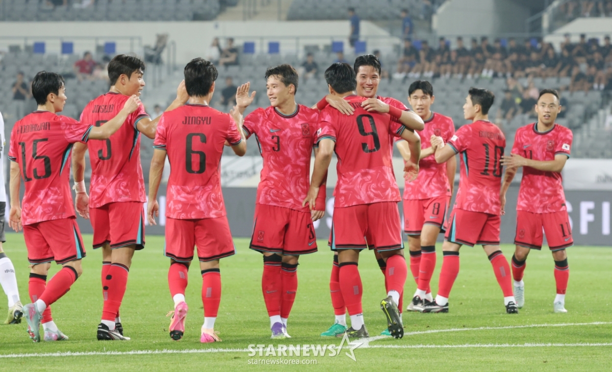 2025 동아시아축구연맹(EAFF) E-1 풋볼 챔피언십(동아시안컵) 한국-중국전이 7일 경기도 용인미르스타디움에서 열렸다. 대한민국 주민규가 헤더슛으로 두 번째 골을 터뜨린 후 동료들과 기뻐하고 있다. /사진=김진경 대기자