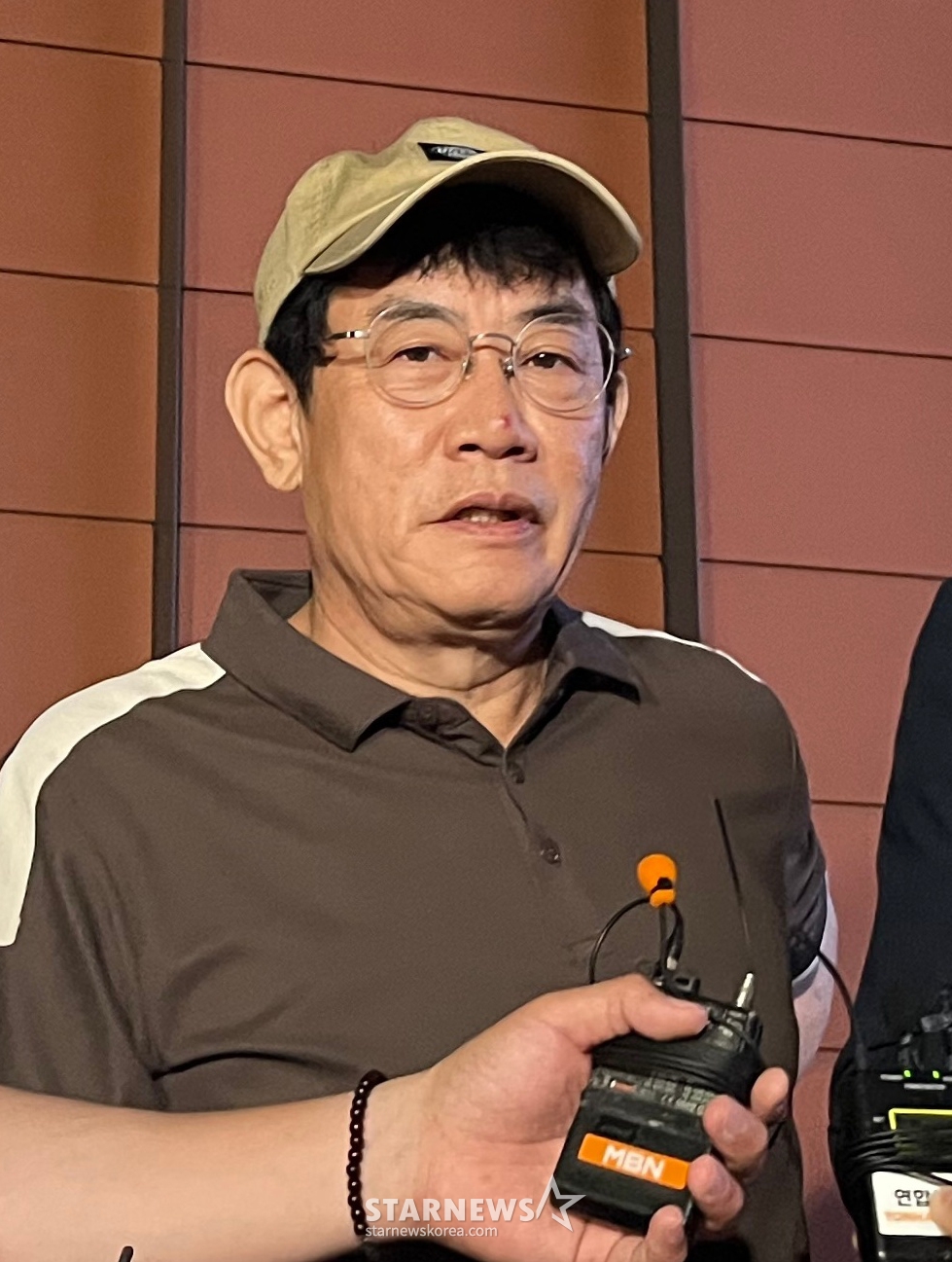 (서울=뉴스1) 김종훈 기자 = 코미디언 이경규가 24일 오후 11시 45분께 서울 강남경찰서에서 약물 운전 혐의와 관련한 조사를 마친 뒤 취재진의 질문에 답하고 있다. 2025.6.24/뉴스1 Copyright © 뉴스1. All rights reserved. 무단 전재 및 재배포, AI학습 이용 금지. /사진=(서울=뉴스1) 김종훈 기자